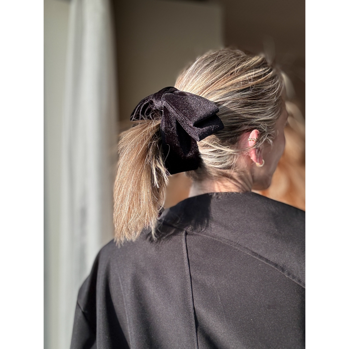 Maxine lang hårklemme med sløjfe i Sort fra le mosch. Bananklemme med sort velour sløjfe