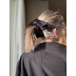 Maxine lang hårklemme med sløjfe i Sort fra le mosch. Bananklemme med sort velour sløjfe