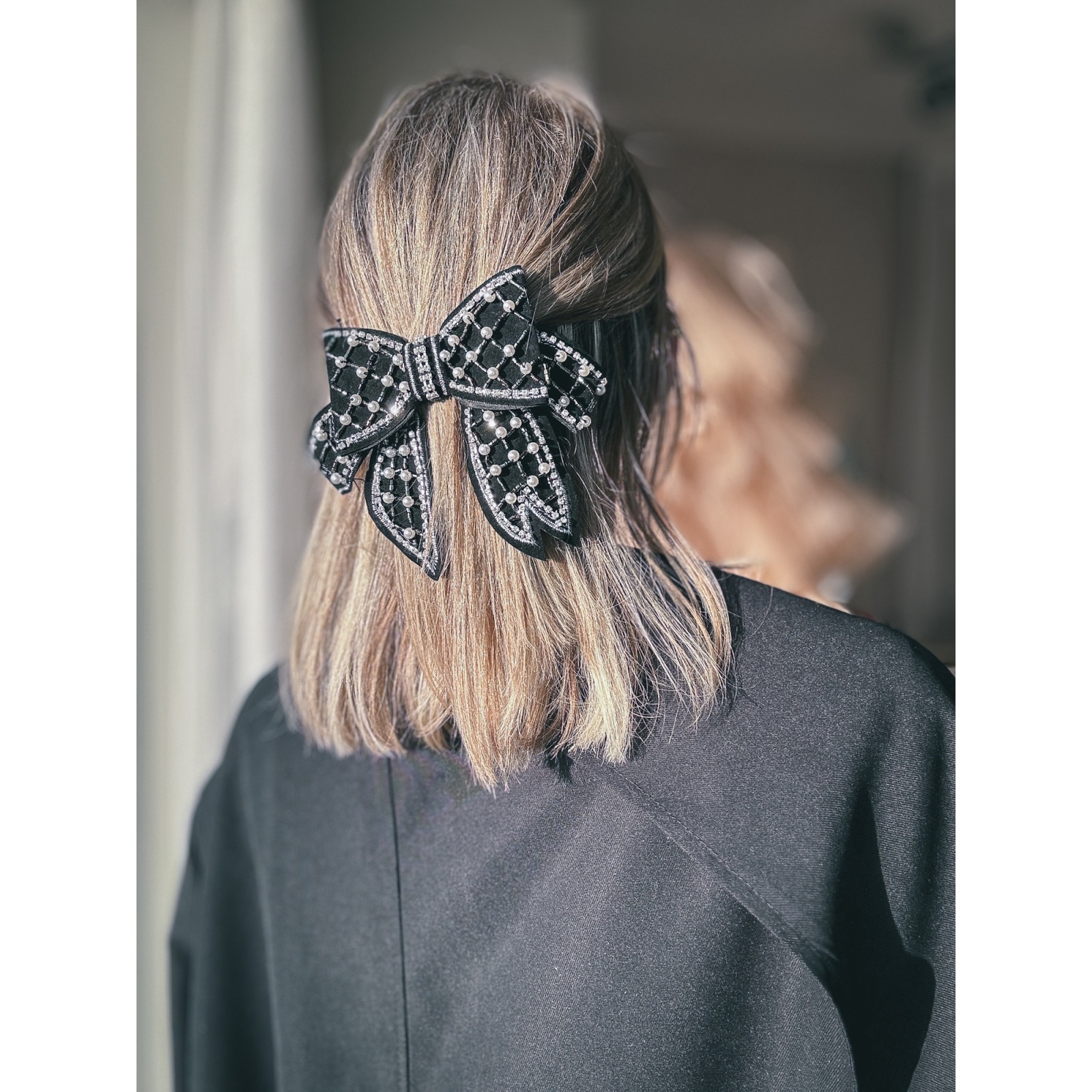 Sara sløjfe-hårspænde med perler og similisten i Sort fra le mosch