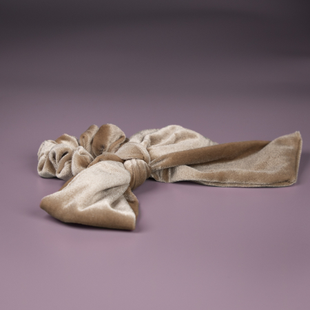 Shauni velour scrunchie med bånd i creme fra le mosch