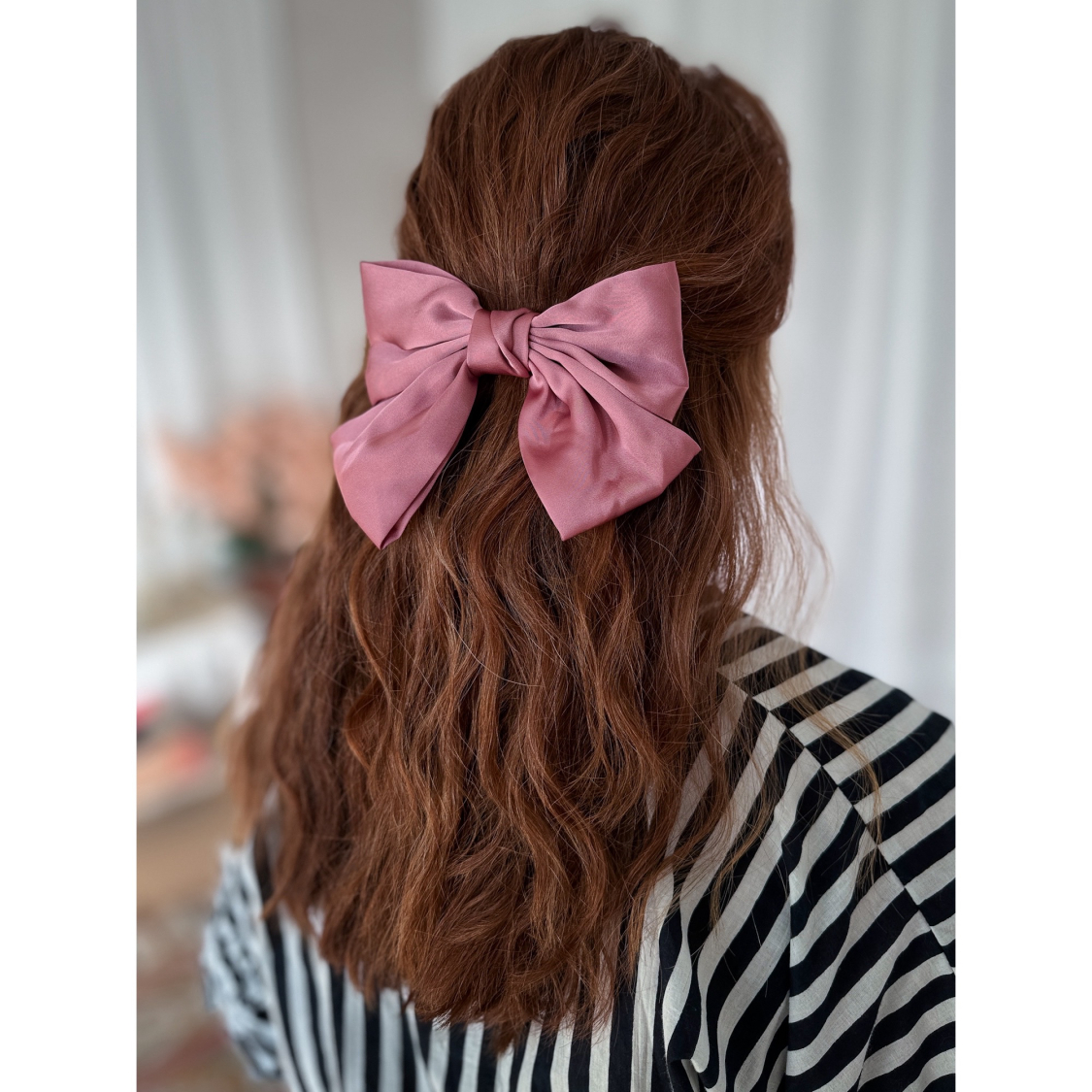 Nicoline sløjfe hårspænde i Pudder fra le mosch