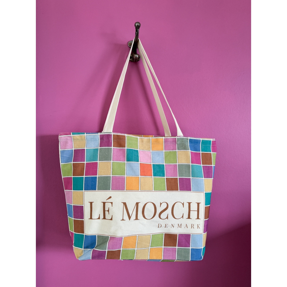 LE MOSCH logo strandtaske i Pang Ternet. Logo tasken er lavet af kraftig canvas og med stor hank. Vi forsøger at reducerer behovet for engangsplastik ved at tilbyde en holdbar alternativ til plastikposen.
