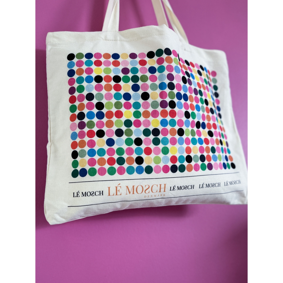 LE MOSCH logo taske med Multi Prikker. Logo tasken er lavet af kraftig canvas og med stor hank. Vi forsøger at reducerer behovet for engangsplastik ved at tilbyde en holdbar alternativ til plastikposen.