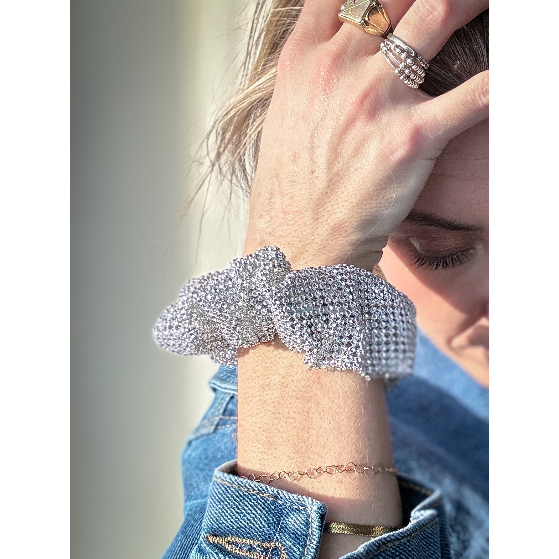 Eddie Metallic Scrunchie I sølvlook fra le mosch