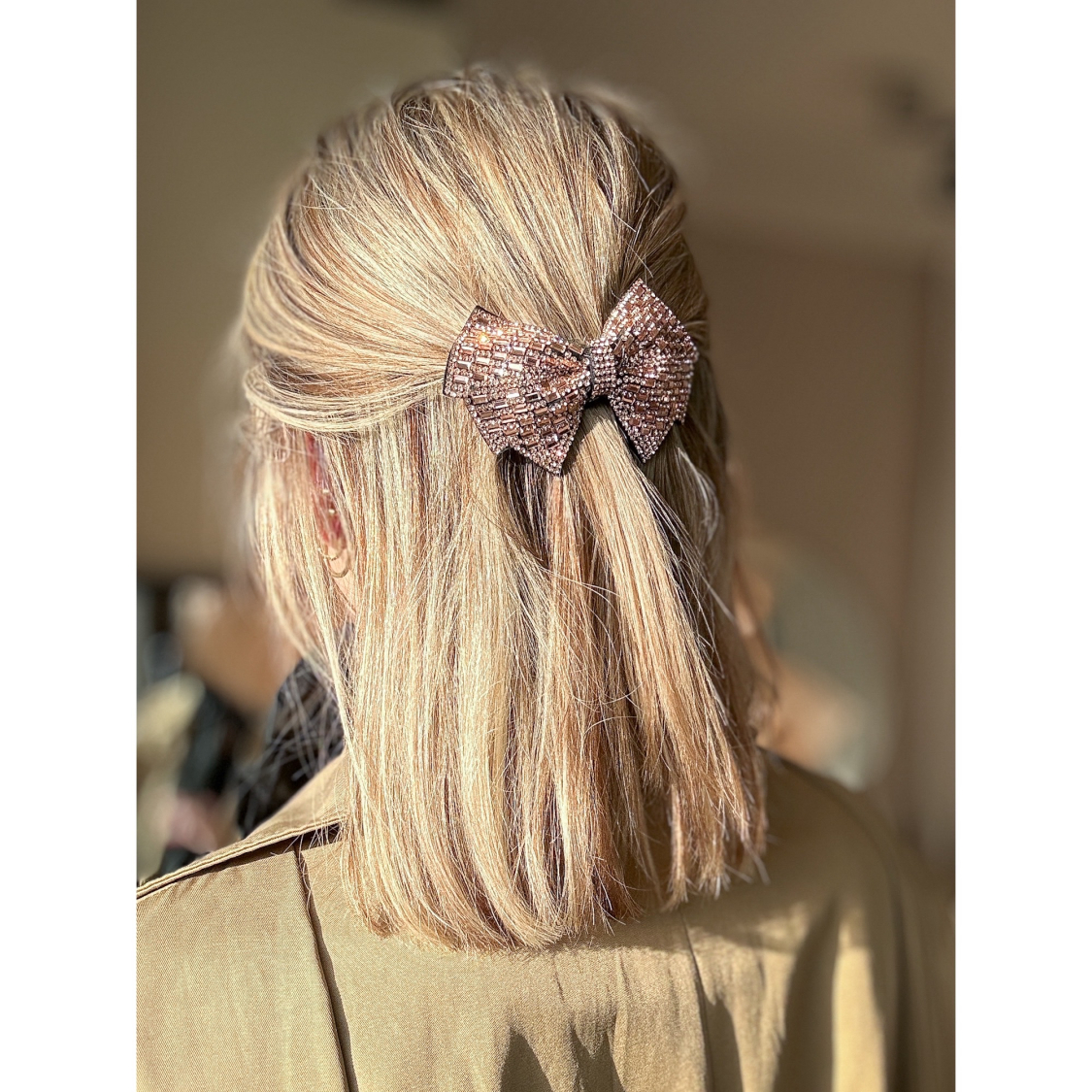 Bellina sløjfe-hårspænde med similisten i Rose fra le mosch