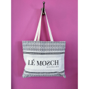 LE MOSCH logo taske i Sort Grafisk. Logo tasken er lavet af kraftig canvas og med stor hank. Vi forsøger at reducerer behovet for engangsplastik ved at tilbyde en holdbar alternativ til plastikposen.
