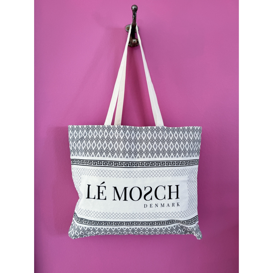 LE MOSCH logo taske i Sort Grafisk. Logo tasken er lavet af kraftig canvas og med stor hank. Vi forsøger at reducerer behovet for engangsplastik ved at tilbyde en holdbar alternativ til plastikposen.