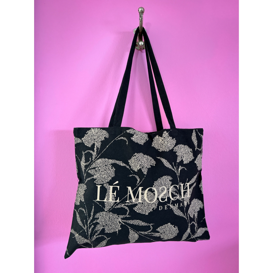 LE MOSCH logo taske Sort Nougat. Logo tasken er lavet af kraftig canvas og med stor hank. Vi forsøger at reducerer behovet for engangsplastik ved at tilbyde en holdbar alternativ til plastikposen.
