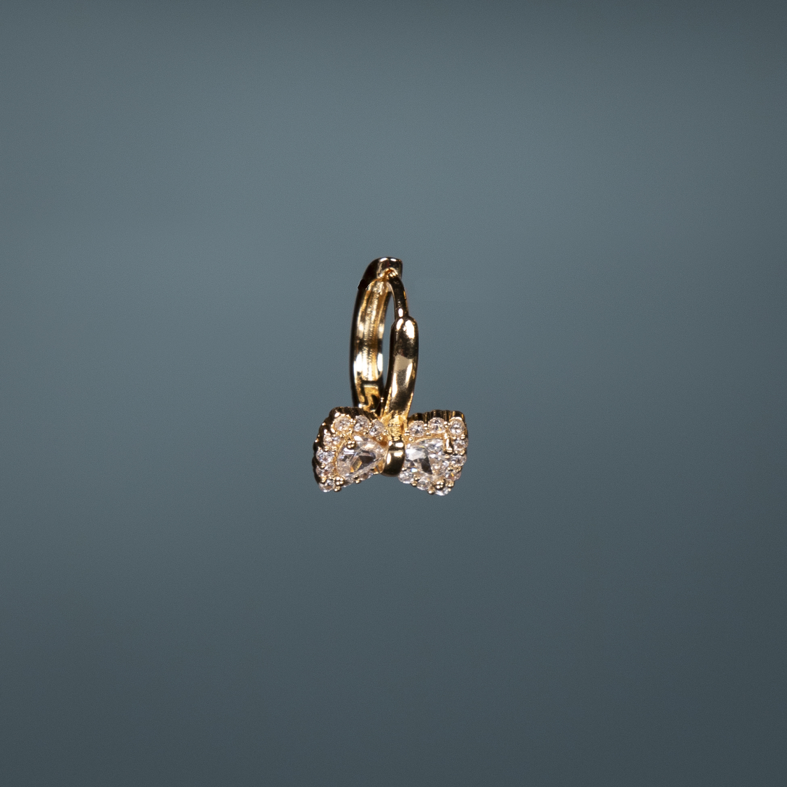 Lux ørering med Sløjfe fra le mosch er en simpel ørering i forgyldt.