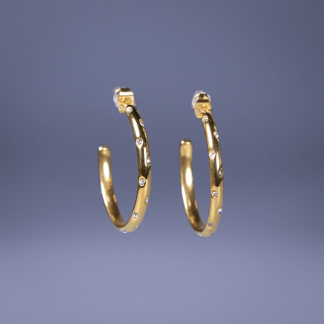 Claes hoops med hvide sten i forgyldt fra le mosch. Øreringene har en virkelig god forgyldning som gør dem vandfaste og derfor holder bedre end almindelige øreringe