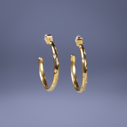 Claes hoops med hvide sten i forgyldt fra le mosch. Øreringene har en virkelig god forgyldning som gør dem vandfaste og derfor holder bedre end almindelige øreringe