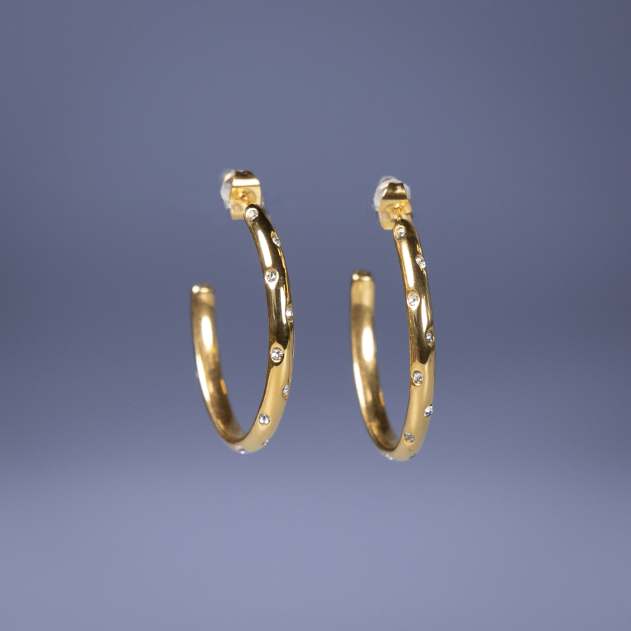 Claes hoops med hvide sten i forgyldt fra le mosch. Øreringene har en virkelig god forgyldning som gør dem vandfaste og derfor holder bedre end almindelige øreringe