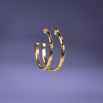 Claes hoops med Multi farvede sten i forgyldt fra le mosch. Øreringene har en virkelig god forgyldning som gør dem vandfaste og derfor holder bedre end almindelige øreringe Claes hoops med Multi farvede sten i forgyldt fra le mosch. Øreringene har en virkelig god forgyldning som gør dem vandfaste og derfor holder bedre end almindelige øreringe