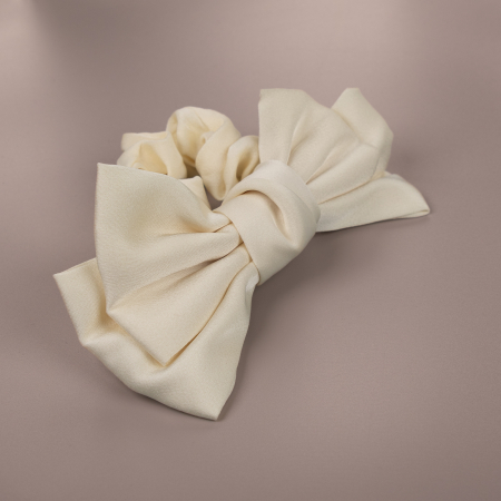 Elvira sløjfe scrunchie i Beige satin fra le mosch