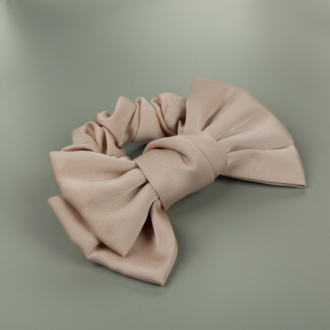 Elvira sløjfe scrunchie i Khaki satin fra le mosch
