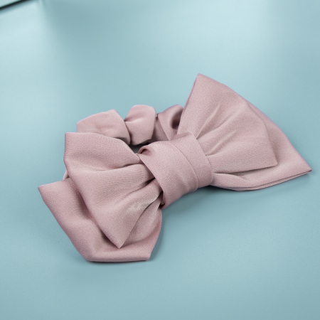 Elvira sløjfe scrunchie i Pudder satin fra le mosch