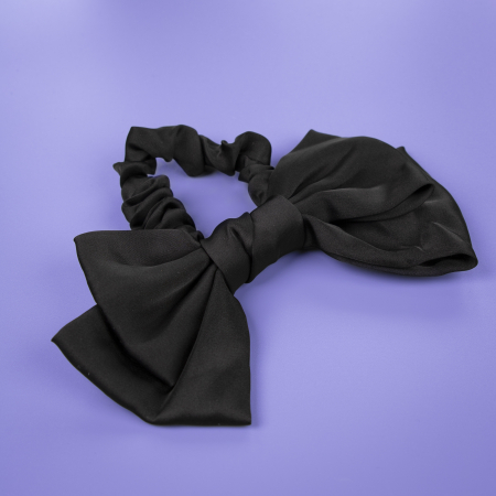 Elvira sløjfe scrunchie i Sort satin fra le mosch