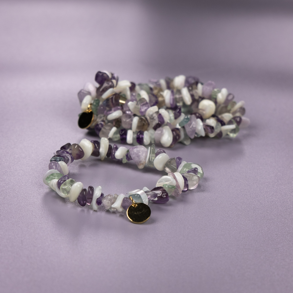 Lucky naturstensarmbånd med Amethyst, Fluorite og Hvid Pearl Shell chip sten