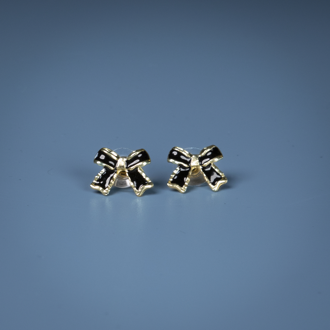 Filine sløjfe ørestikker i Sort Forgyldning fra le mosch