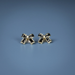 Filine sløjfe ørestikker i Sort Forgyldning fra le mosch