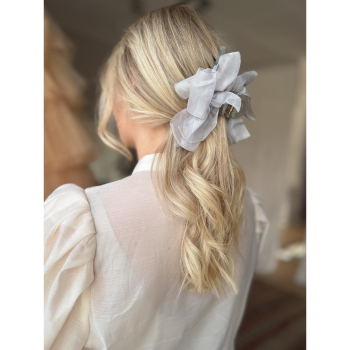 Tony hårklemme i Grå organza fra le mosch Tony hårklemme i Grå organza fra le mosch