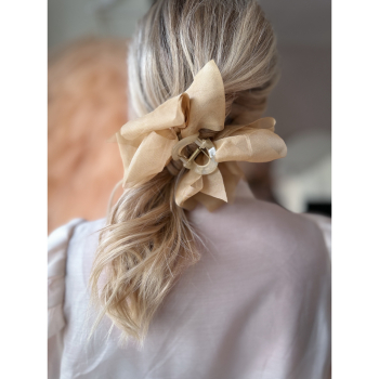 Tony hårklemme i Khaki organza fra le mosch Tony hårklemme i Khaki organza fra le mosch