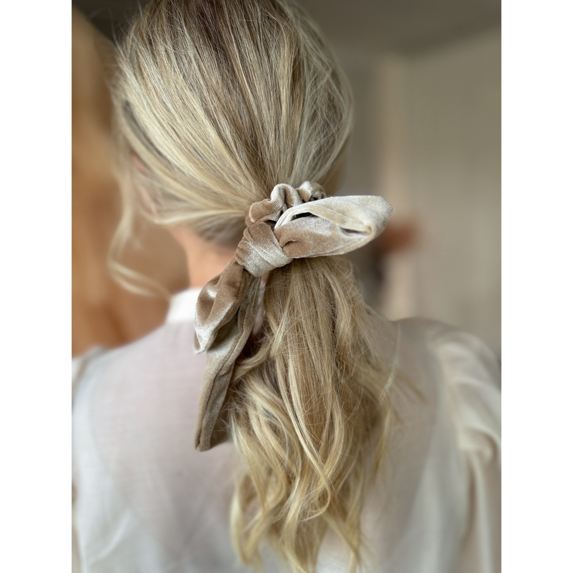 Shauni velour scrunchie med bånd i creme fra le mosch