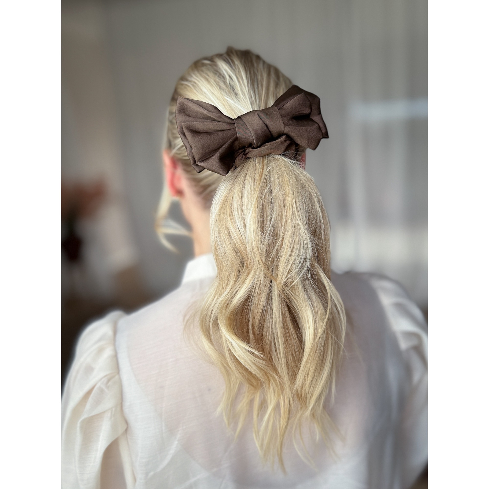 Elvira sløjfe scrunchie I coffee brun satin fra le mosch