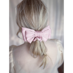 Elvira sløjfe scrunchie i Pudder satin fra le mosch