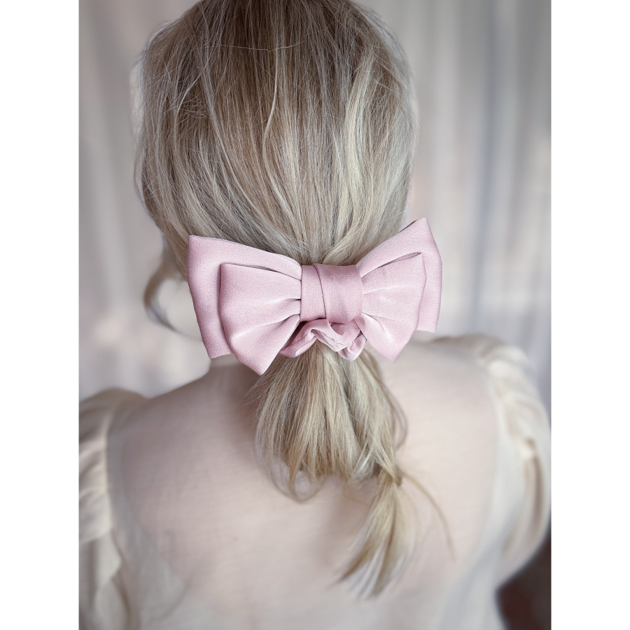 Elvira sløjfe scrunchie i Pudder satin fra le mosch