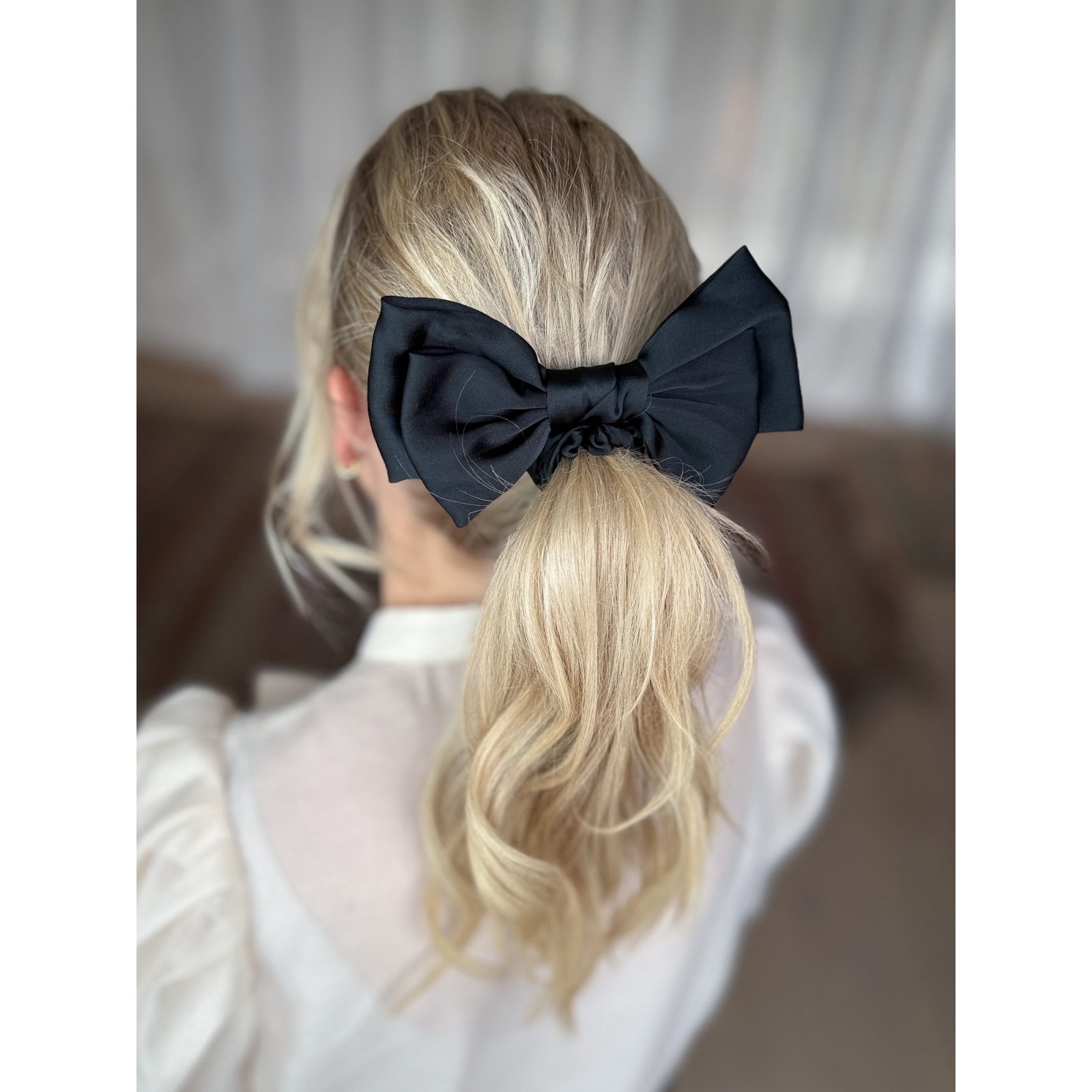 Elvira sløjfe scrunchie i Sort satin fra le mosch
