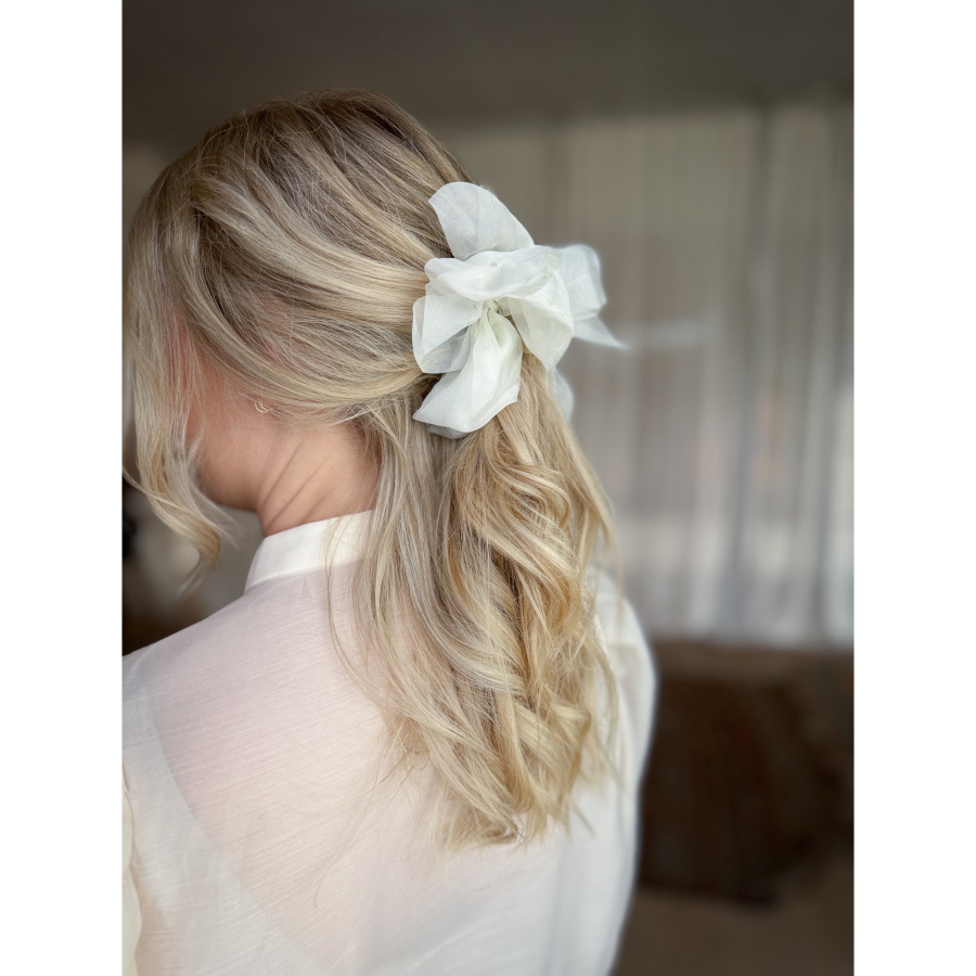 Tony hårklemme i off white organza fra le mosch