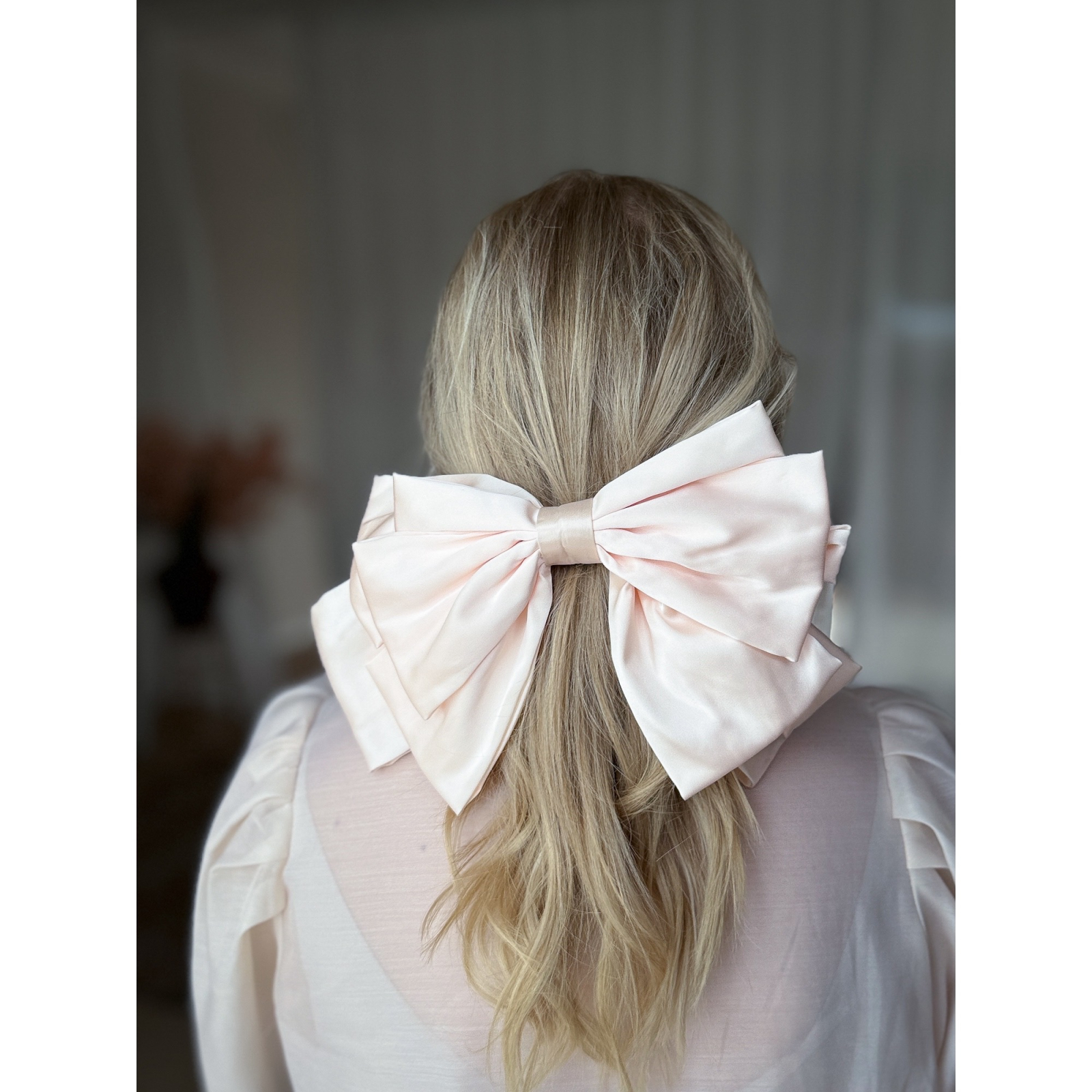 Belissimo stor sløjfe hårspænde i Lys Peach satin fra le mosch