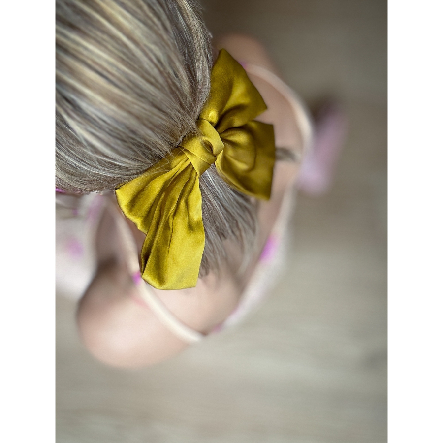 Nicoline sløjfe hårspænde i oliven fra le mosch