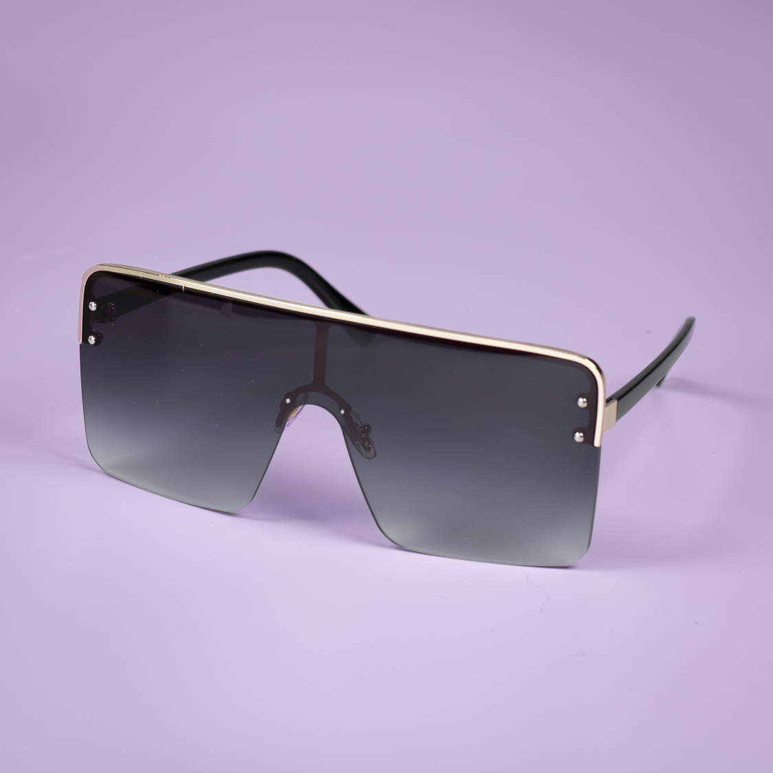 Megan solbriller i Sort Med Sort Glas og halv ramme fra le mosch