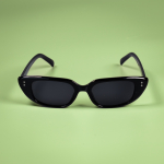 Ditte solbriller i Sortfrale mosch. Sort smal solbrille til kvinder