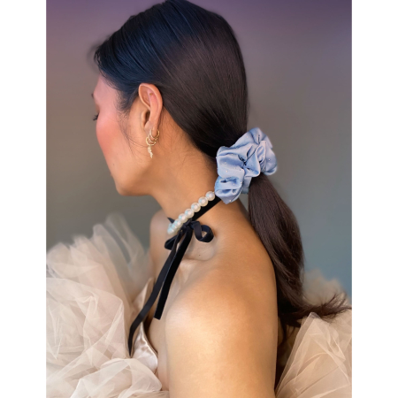 Dash Scrunchie i Lyseblå med similisten fra le mosch