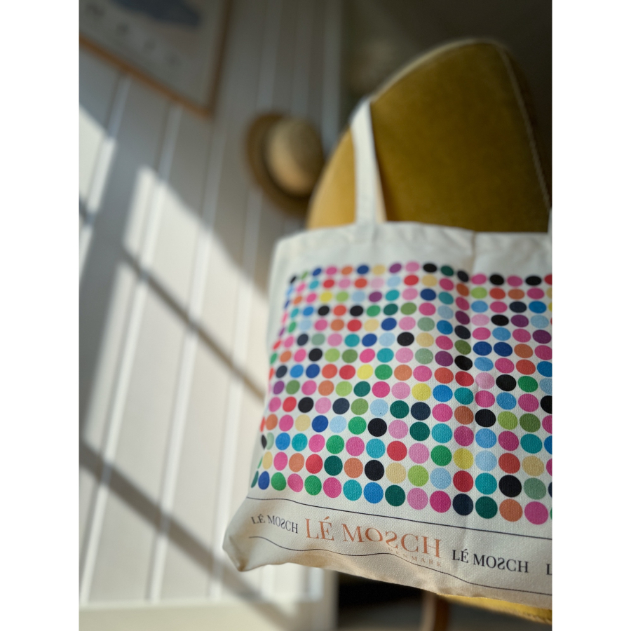 LE MOSCH logo taske med Multi Prikker. Logo tasken er lavet af kraftig canvas og med stor hank. Vi forsøger at reducerer behovet for engangsplastik ved at tilbyde en holdbar alternativ til plastikposen.