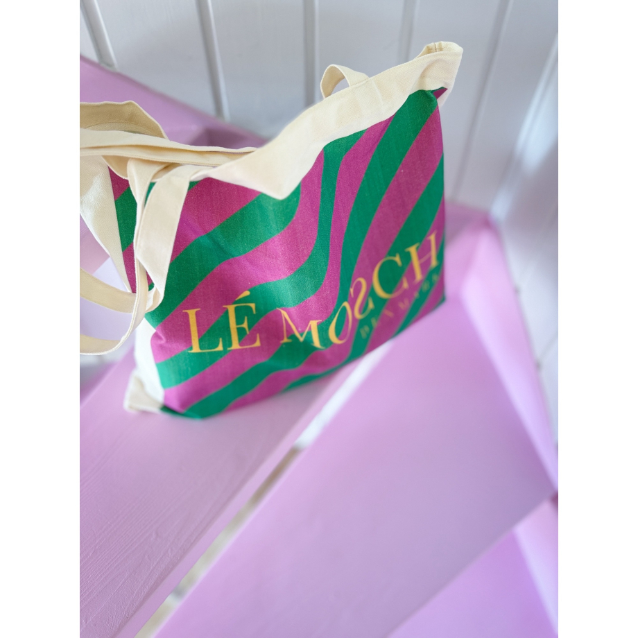 LE MOSCH logo taske med Pink & Grøn Strib. Logo tasken er lavet af kraftig canvas og med stor hank. Vi forsøger at reducerer behovet for engangsplastik ved at tilbyde en holdbar alternativ til plastikposen.