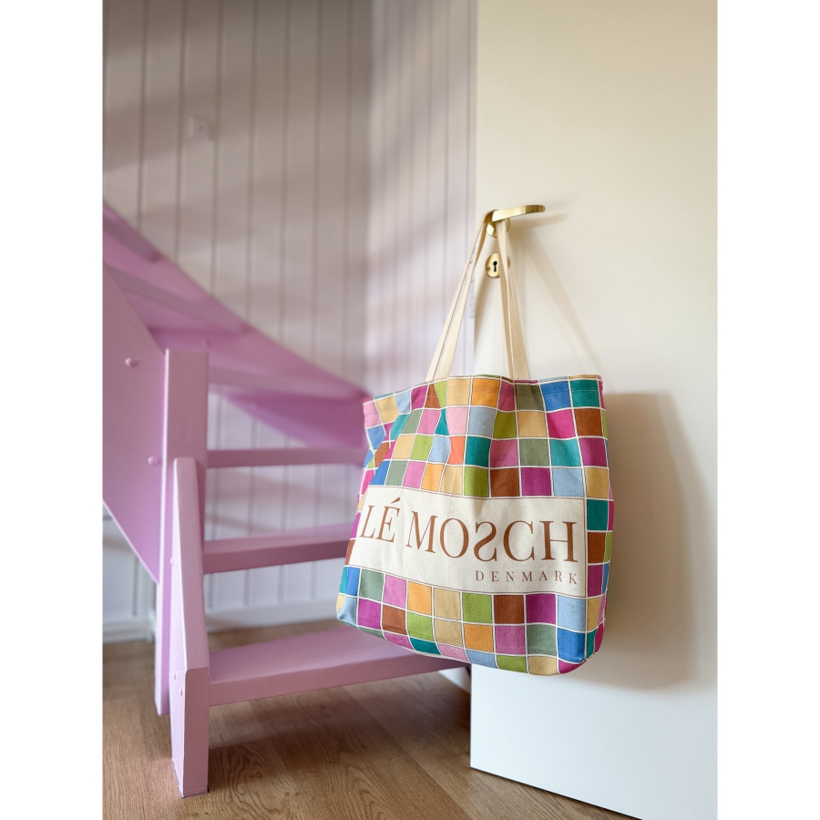 LE MOSCH logo strandtaske i Pang Ternet. Logo tasken er lavet af kraftig canvas og med stor hank. Vi forsøger at reducerer behovet for engangsplastik ved at tilbyde en holdbar alternativ til plastikposen.