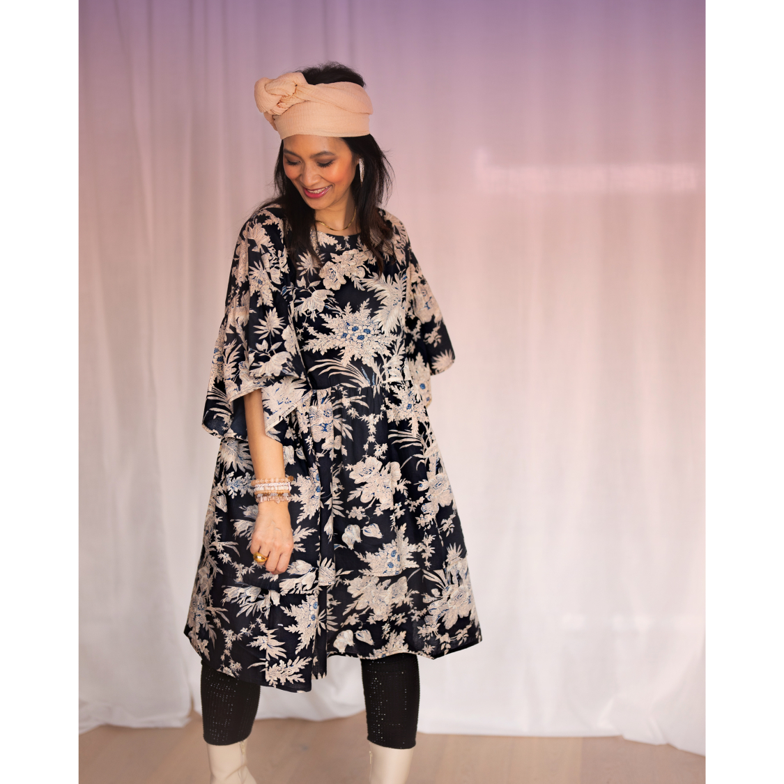 Lana kjole i Flora Print i Sort og Beige fra le mosch