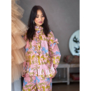 Lucie skjorte med grønne og blå Leoparder i Rosa fra le mosch. Skjorten har fine flæser på ærmerne samt ved halsen. Lucie skjorte med grønne og blå Leoparder i Rosa fra le mosch. Skjorten har fine flæser på ærmerne samt ved halsen.