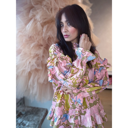 Lucie skjorte med grønne og blå Leoparder i Rosa fra le mosch. Skjorten har fine flæser på ærmerne samt ved halsen.