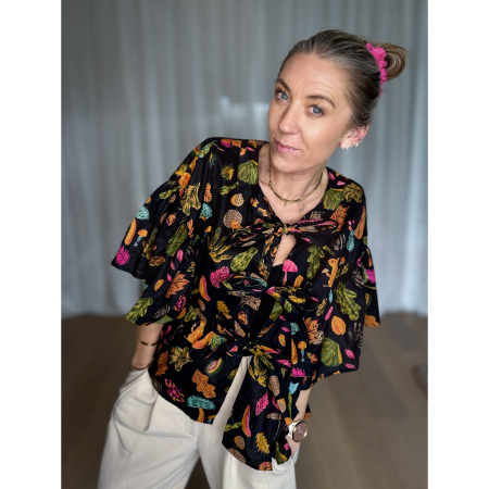Laura bluse med Sort Skov Print fra le mosch