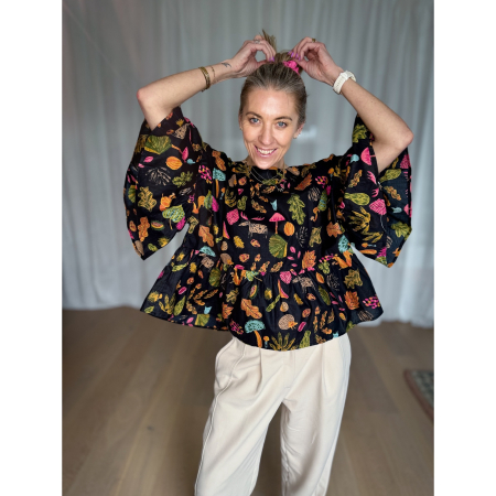 Laura bluse med Sort Skov Print fra le mosch