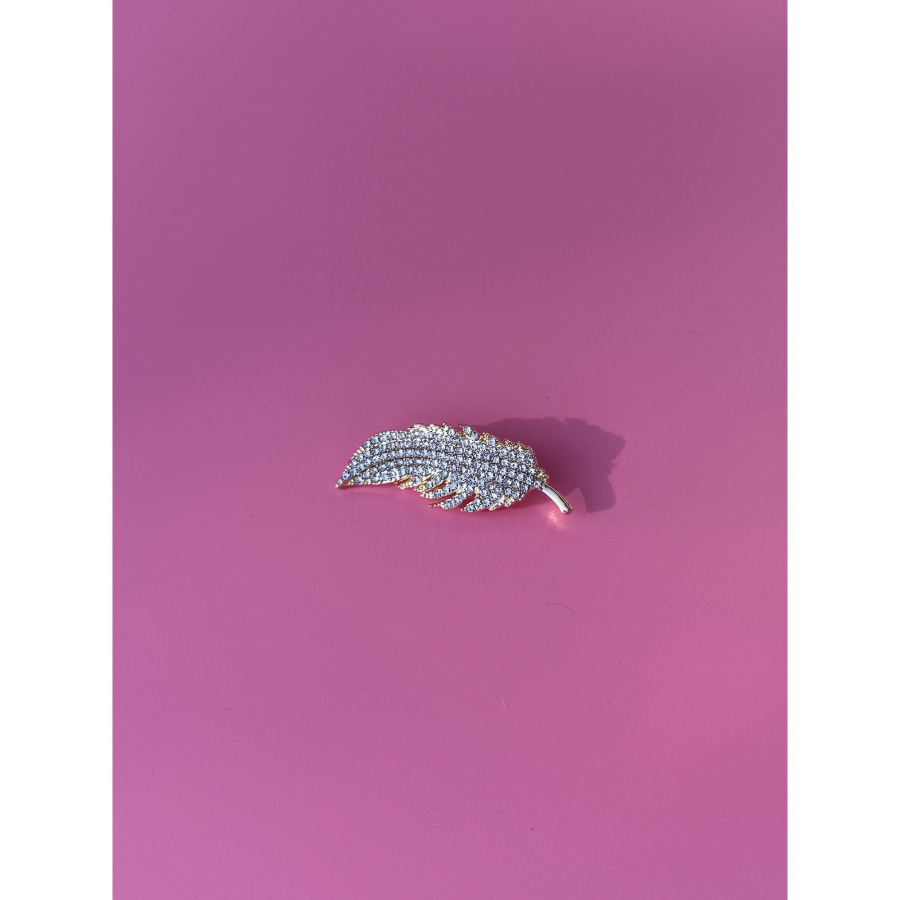 Farida Broche med fjer i Gylden fra le mosch