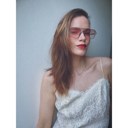 Cate solbriller i Grå Sheer Med Rosa Glas fra le mosch
