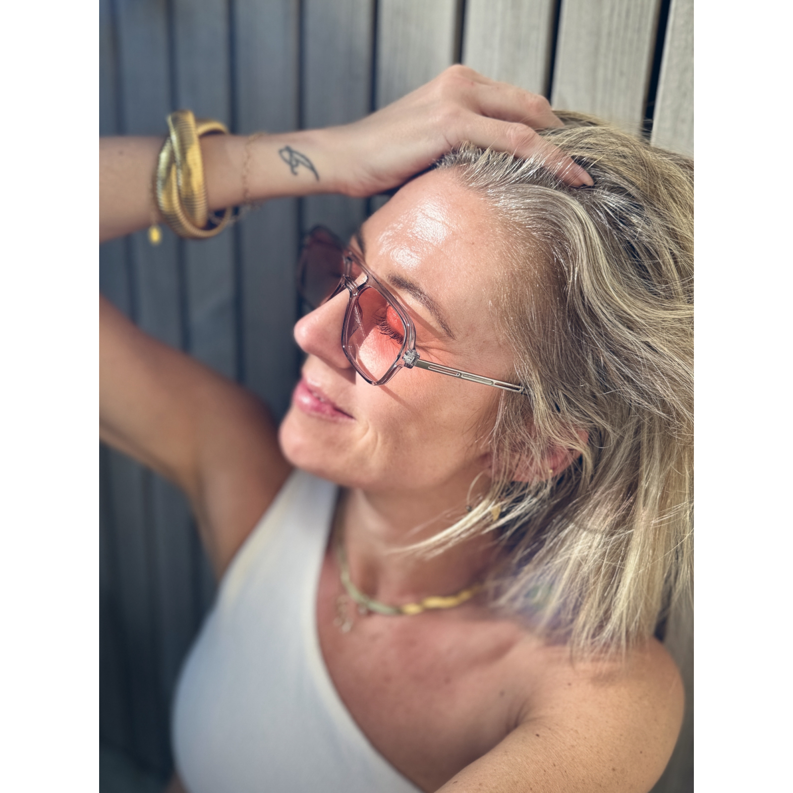 Cate solbriller i Grå Sheer Med Rosa Glas fra le mosch