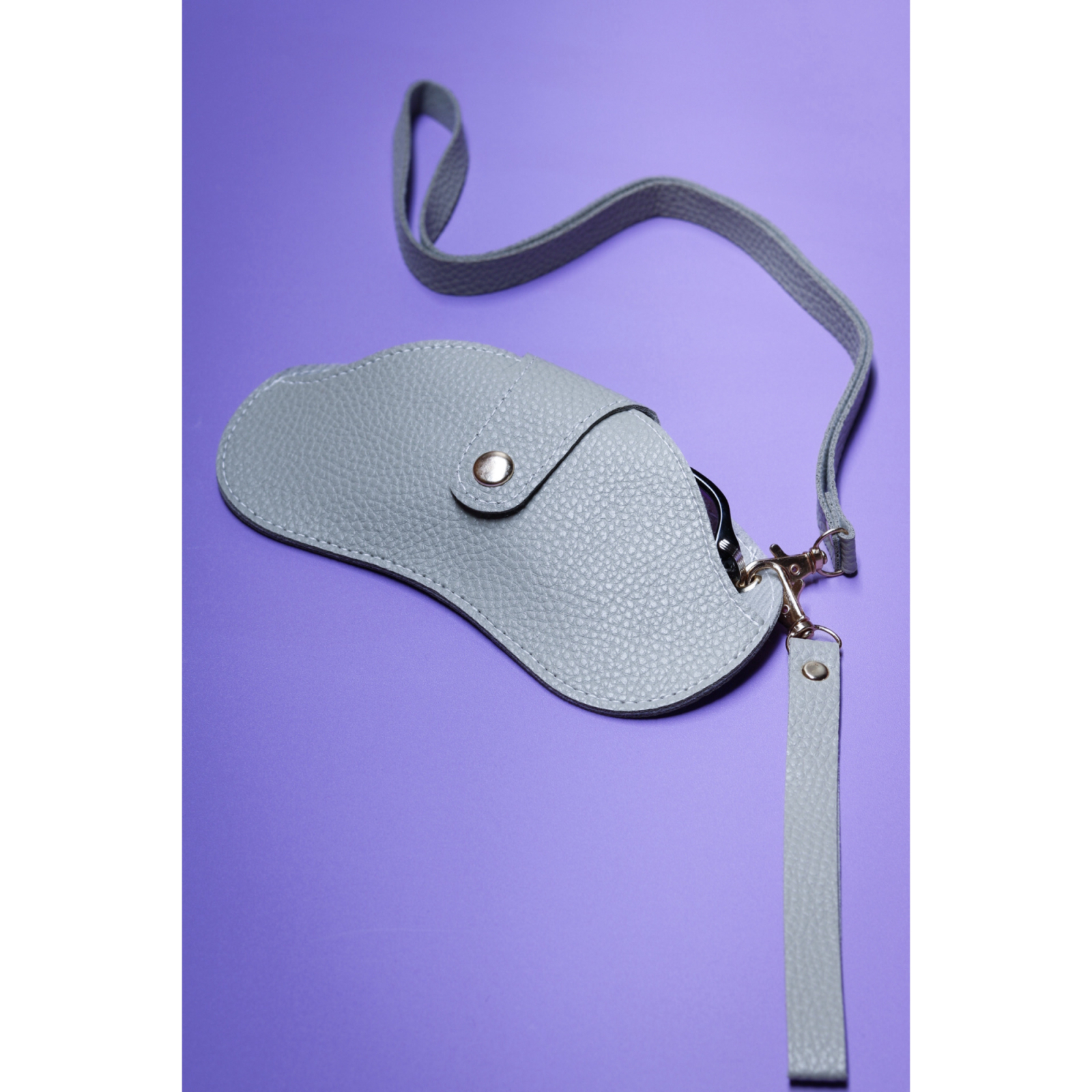 Sinnet Solbrille Etui i Grå fra le mosch