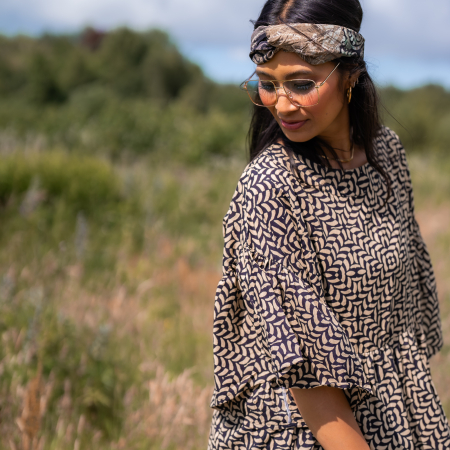 Lana kjole i Grafisk Print i Sort og Latte fra le mosch